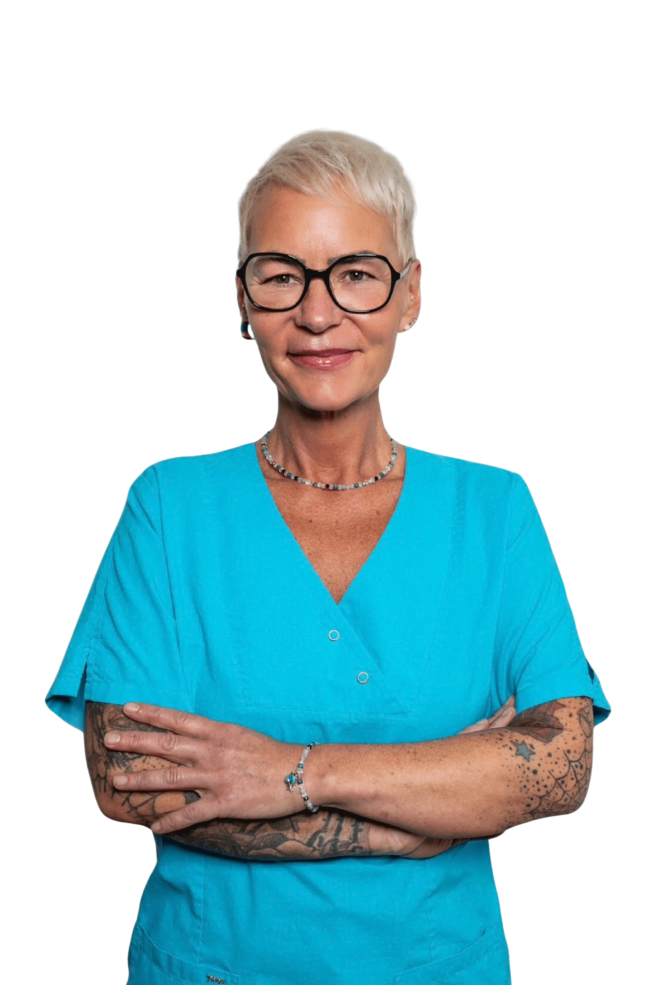Ältere Frau in blauem Arztkittel mit Brille.